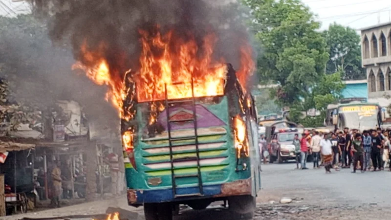 সড়কে প্রাণ গেল বাবা-মেয়ের, বাসে আগুন দিল বিক্ষুব্ধ জনতা